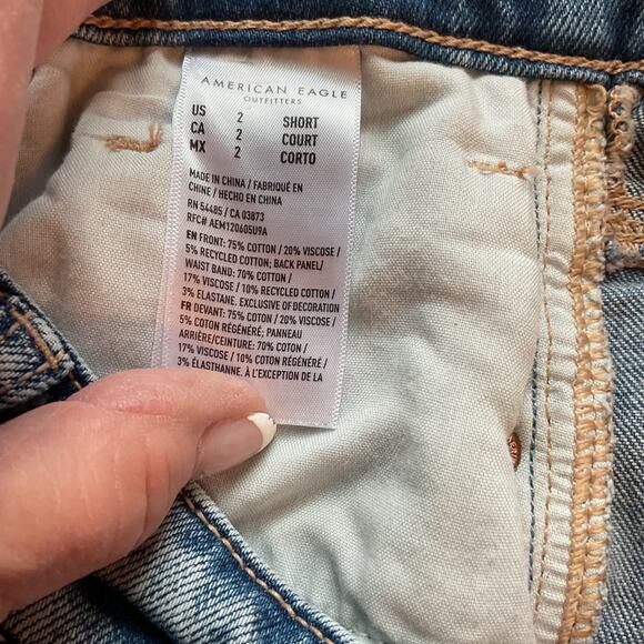 AMERICAN EAGLE Strigid Light Wash Distressed Jeans 2 Short - Picture 5 of 6